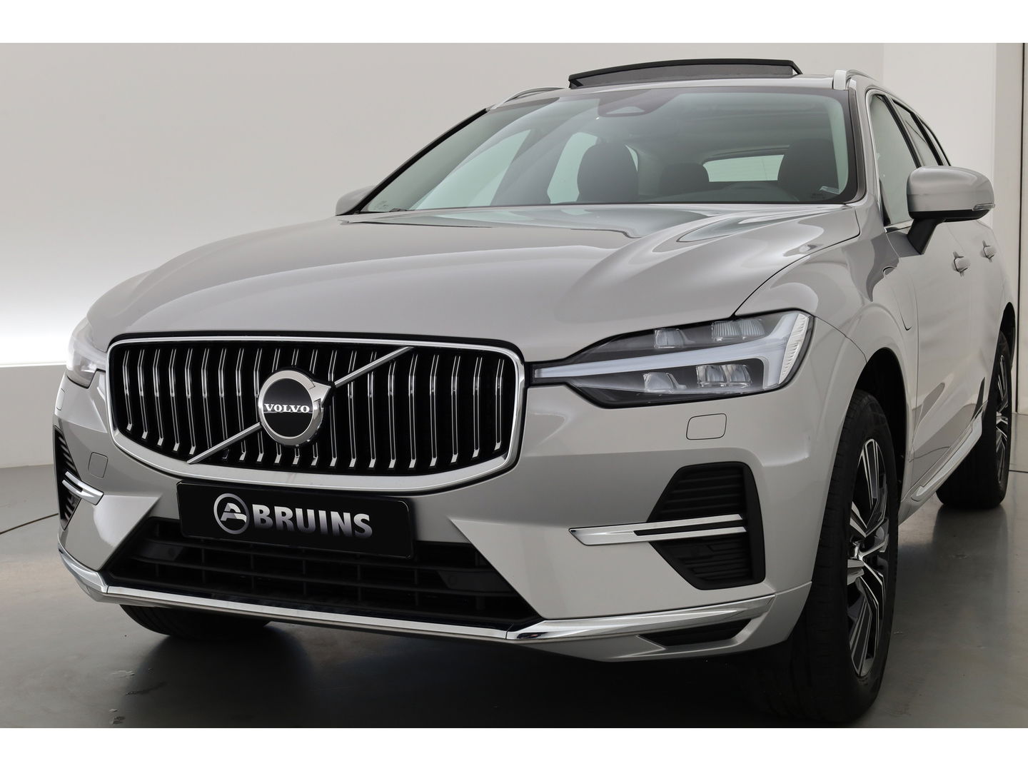 Volvo XC60 2.0 T6 Plug-in hybrid AWD Inscription | Google | Trekhaak | Pano-dak | Camera | Stoel + stuurverwarming |
