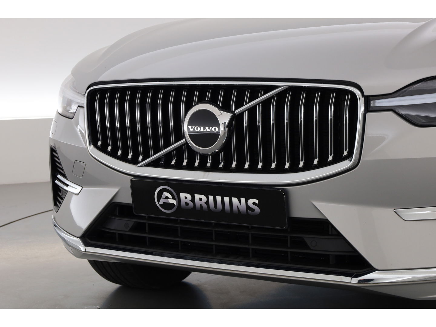 Volvo XC60 2.0 T6 Plug-in hybrid AWD Inscription | Google | Trekhaak | Pano-dak | Camera | Stoel + stuurverwarming |