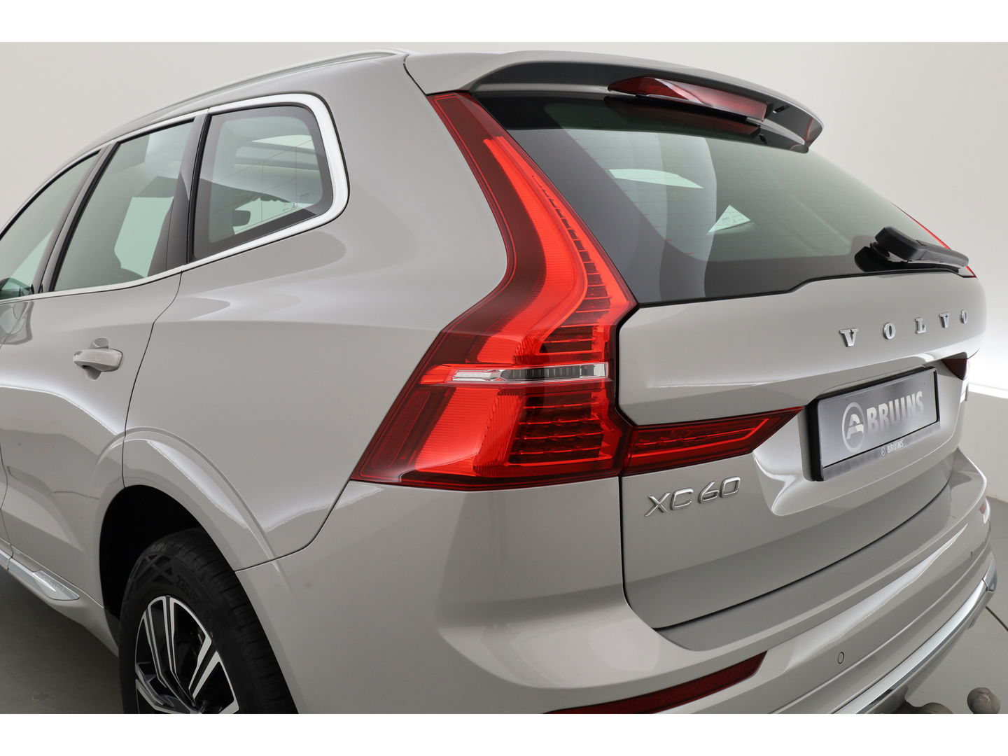 Volvo XC60 2.0 T6 Plug-in hybrid AWD Inscription | Google | Trekhaak | Pano-dak | Camera | Stoel + stuurverwarming |