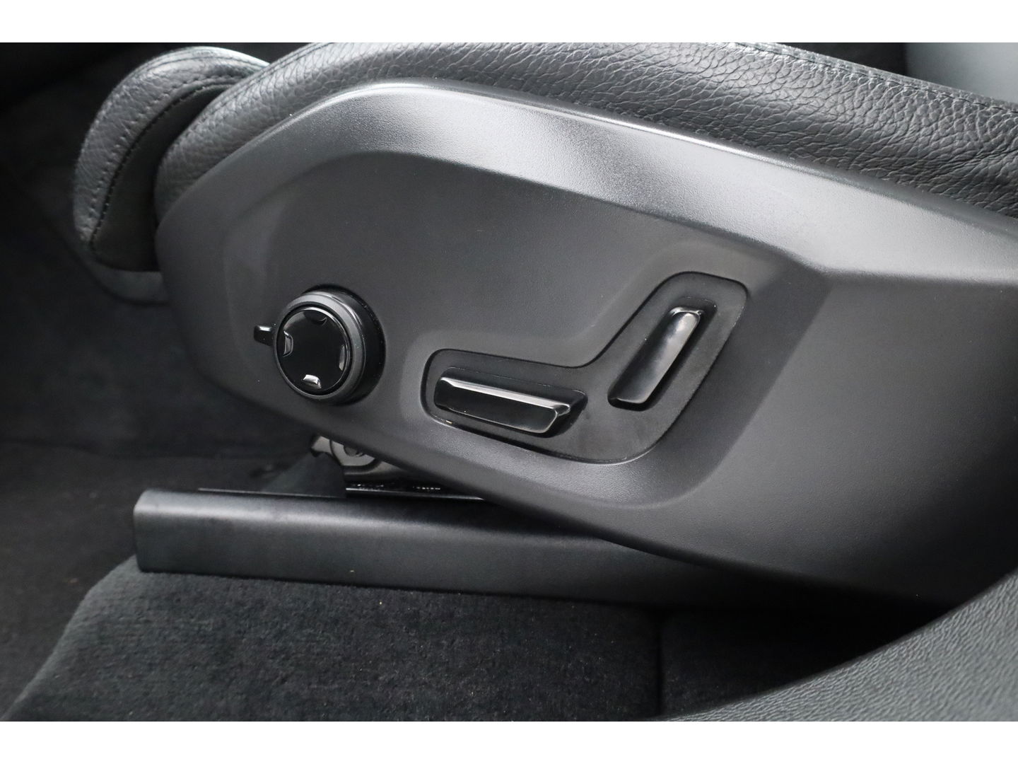 Volvo XC60 2.0 T6 Plug-in hybrid AWD Inscription | Google | Trekhaak | Pano-dak | Camera | Stoel + stuurverwarming |