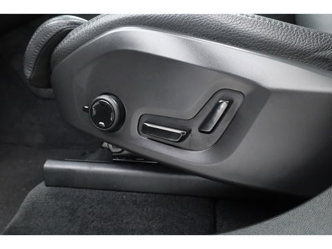 Volvo XC60 2.0 T6 Plug-in hybrid AWD Inscription | Google | Trekhaak | Pano-dak | Camera | Stoel + stuurverwarming |