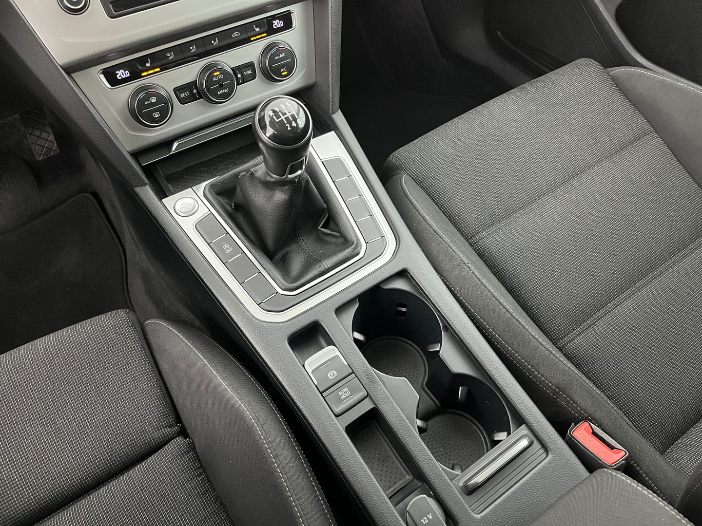 Volkswagen Passat Variant 2.0 TDI Comfortline *FULL-LED | ADAPTIVE-CRUISE | ERGONOMIC-COMFORTSEAT | HEATED-SEATS | PARKPILOT |  NAVI-FULLMAP | KEYLESS | PRIVACYGLASS | ECC | TOWBAR | 17''ALU*