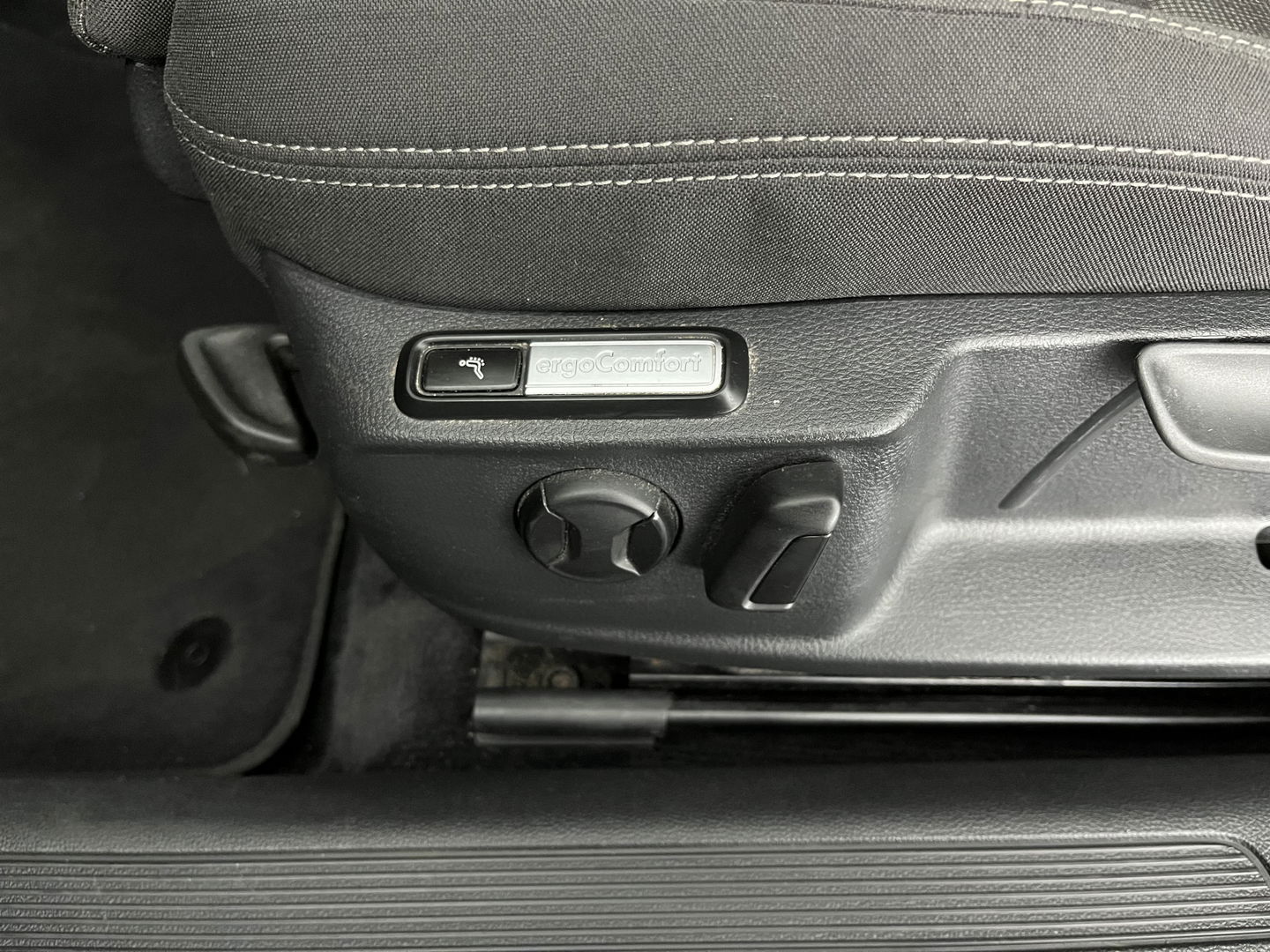 Volkswagen Passat Variant 2.0 TDI Comfortline *FULL-LED | ADAPTIVE-CRUISE | ERGONOMIC-COMFORTSEAT | HEATED-SEATS | PARKPILOT |  NAVI-FULLMAP | KEYLESS | PRIVACYGLASS | ECC | TOWBAR | 17''ALU*