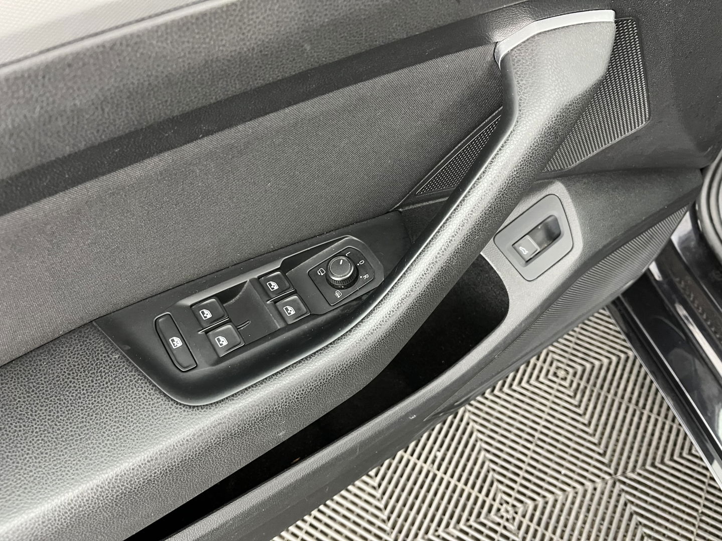 Volkswagen Passat Variant 2.0 TDI Comfortline *FULL-LED | ADAPTIVE-CRUISE | ERGONOMIC-COMFORTSEAT | HEATED-SEATS | PARKPILOT |  NAVI-FULLMAP | KEYLESS | PRIVACYGLASS | ECC | TOWBAR | 17''ALU*