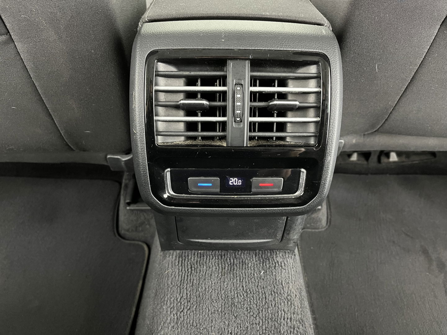 Volkswagen Passat Variant 2.0 TDI Comfortline *FULL-LED | ADAPTIVE-CRUISE | ERGONOMIC-COMFORTSEAT | HEATED-SEATS | PARKPILOT |  NAVI-FULLMAP | KEYLESS | PRIVACYGLASS | ECC | TOWBAR | 17''ALU*