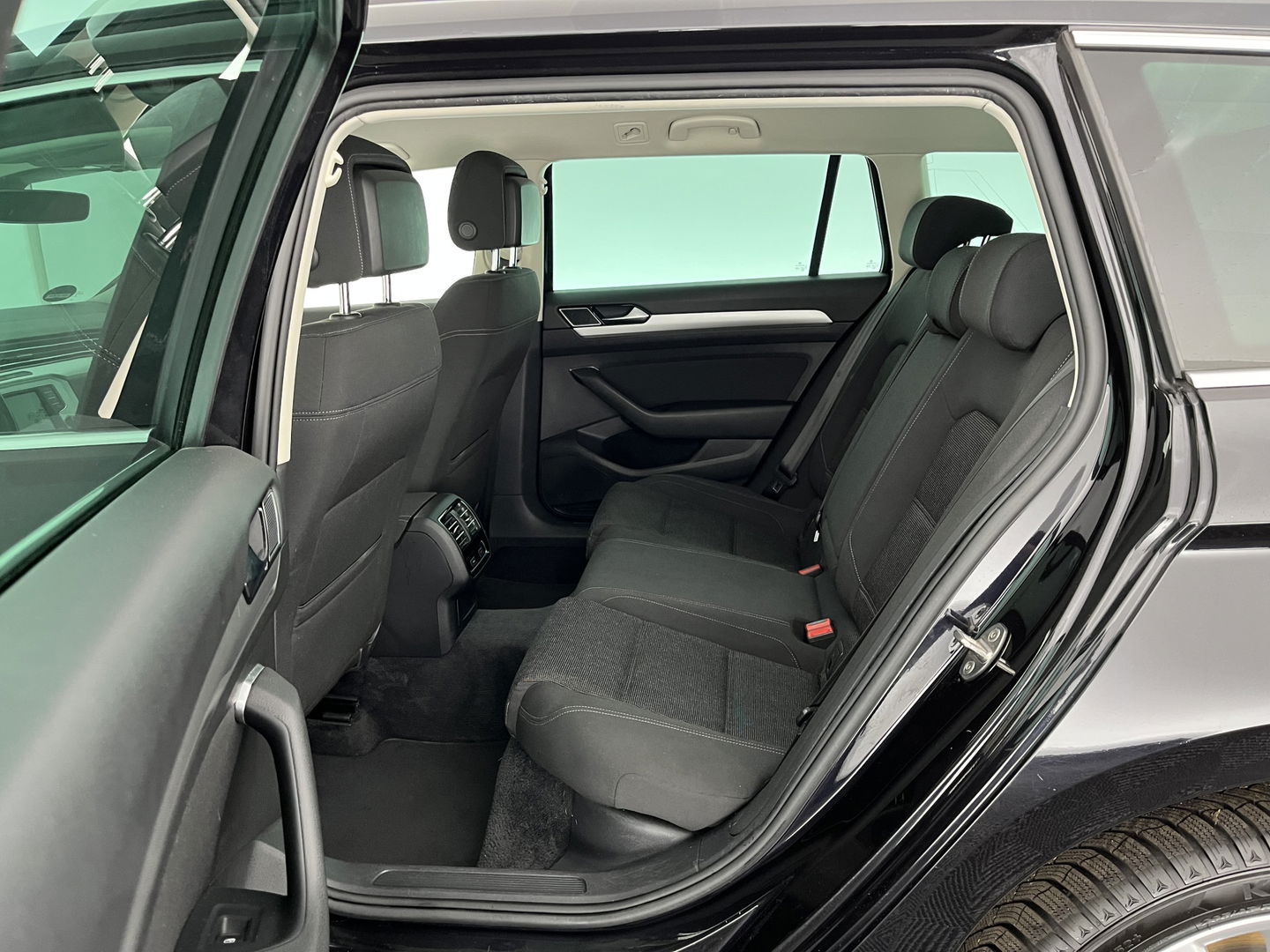 Volkswagen Passat Variant 2.0 TDI Comfortline *FULL-LED | ADAPTIVE-CRUISE | ERGONOMIC-COMFORTSEAT | HEATED-SEATS | PARKPILOT |  NAVI-FULLMAP | KEYLESS | PRIVACYGLASS | ECC | TOWBAR | 17''ALU*