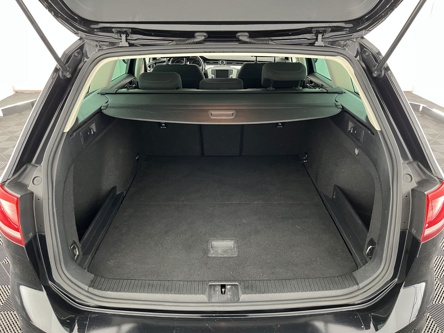 Volkswagen Passat Variant 2.0 TDI Comfortline *FULL-LED | ADAPTIVE-CRUISE | ERGONOMIC-COMFORTSEAT | HEATED-SEATS | PARKPILOT |  NAVI-FULLMAP | KEYLESS | PRIVACYGLASS | ECC | TOWBAR | 17''ALU*