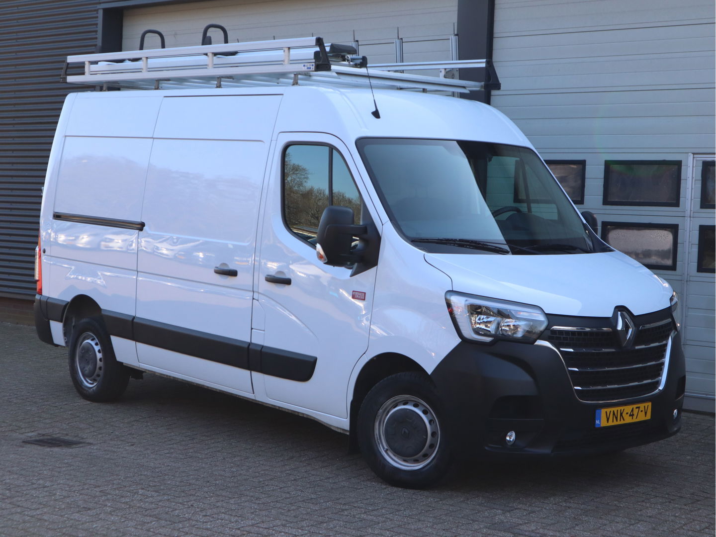 Renault Master 2.3 dCi 150pk Euro 6 L2H2 - Glasresteel v.d. Born - Resteel - Traplader - Trekhaak