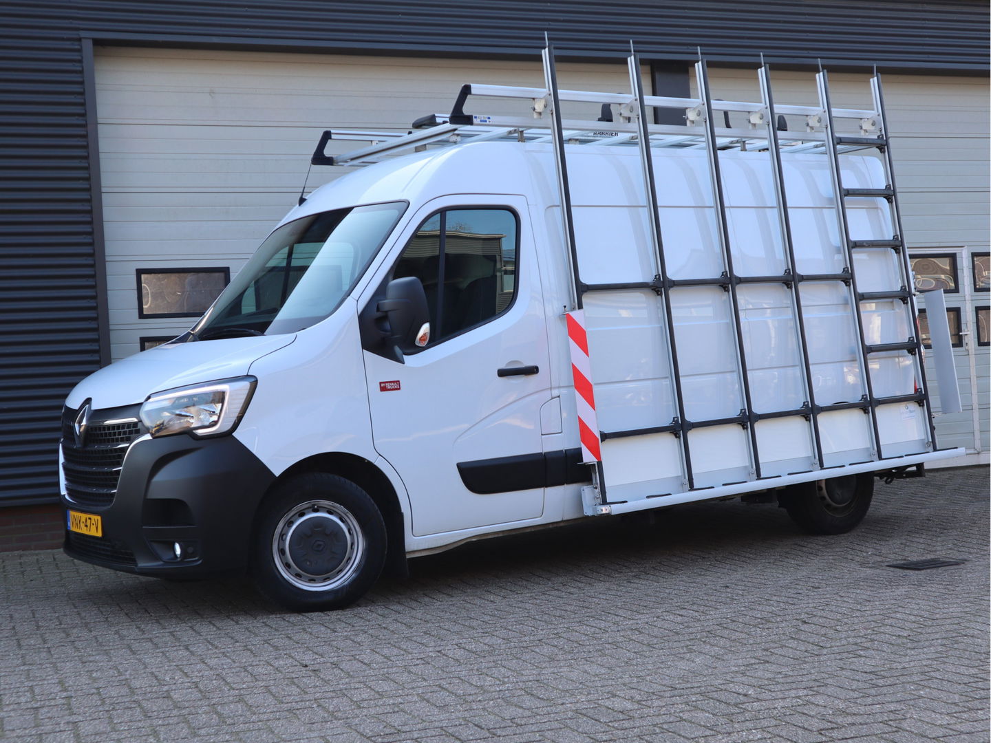 Renault Master 2.3 dCi 150pk Euro 6 L2H2 - Glasresteel v.d. Born - Resteel - Traplader - Trekhaak