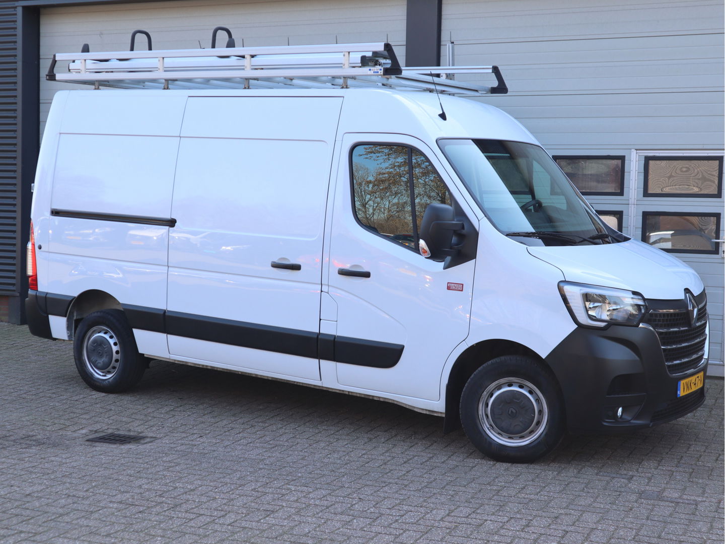 Renault Master 2.3 dCi 150pk Euro 6 L2H2 - Glasresteel v.d. Born - Resteel - Traplader - Trekhaak