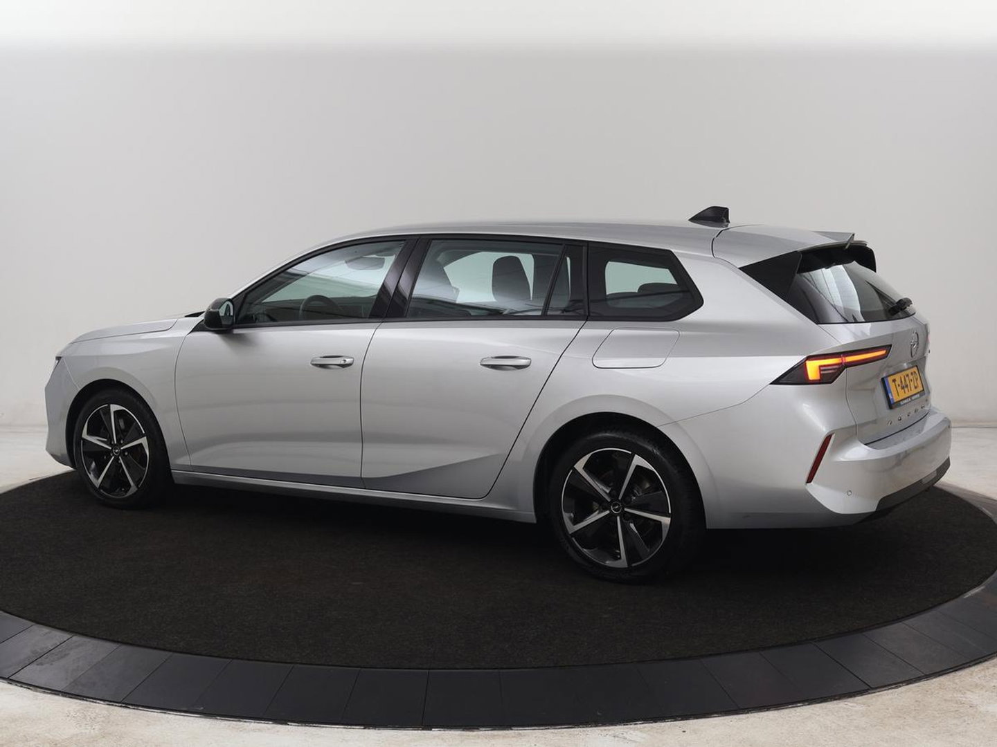 Opel Astra 1.6 Turbo Hybrid | Origineel NL | Adaptive cruise | Carplay | Parkeerhulp | Climate control | Digital Cockpit | Bluetooth | Full LED | PHEV | Plug In