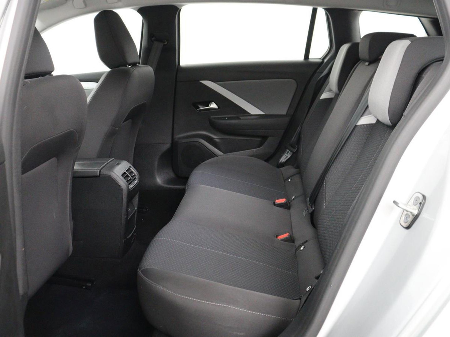 Opel Astra 1.6 Turbo Hybrid | Origineel NL | Adaptive cruise | Carplay | Parkeerhulp | Climate control | Digital Cockpit | Bluetooth | Full LED | PHEV | Plug In