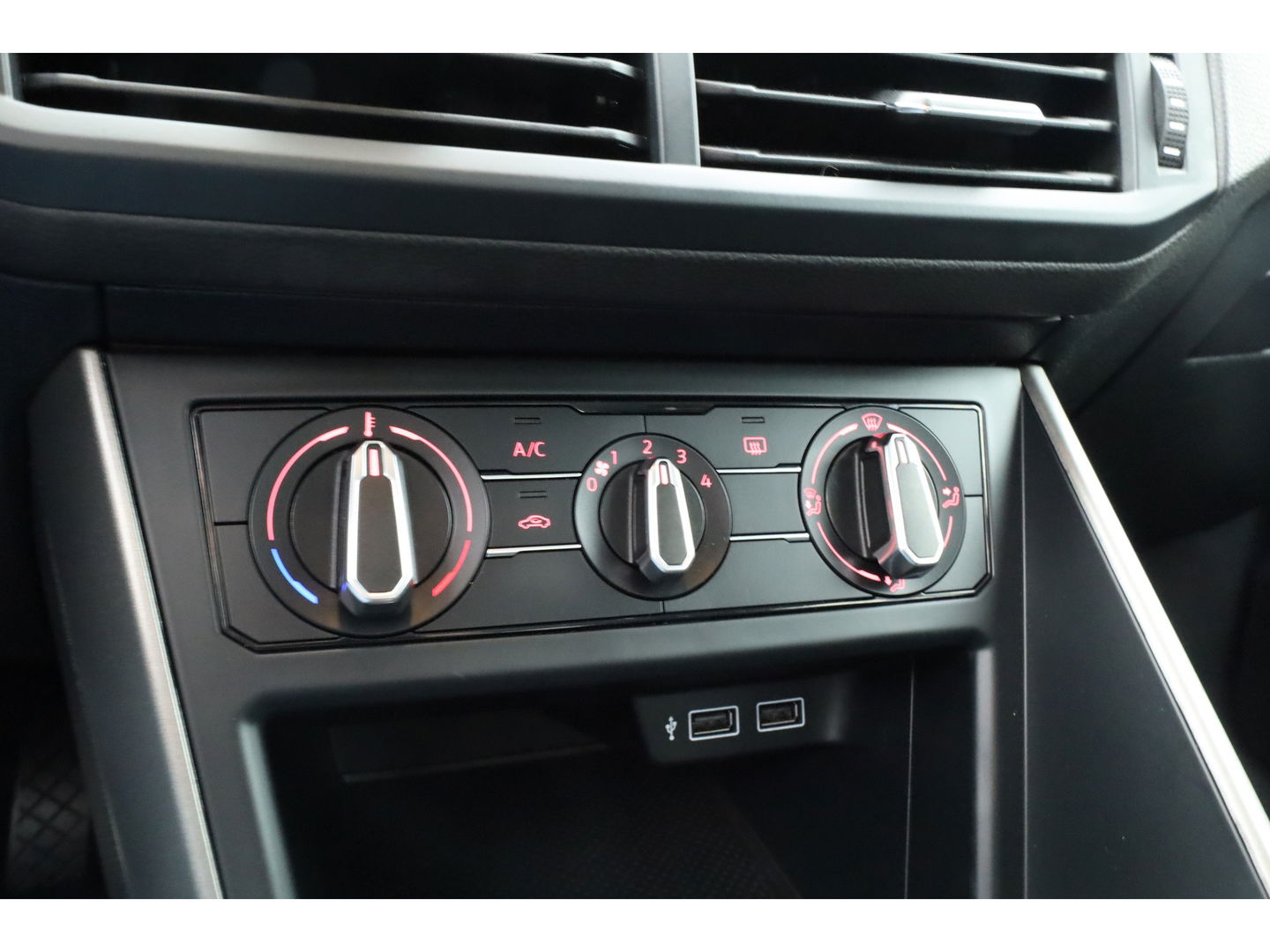 Volkswagen Polo 1.0 TSI Comfortline | Navi by Apple CarPlay | Keyless | Camera | Airco | 17'' | Trekhaak | PDC