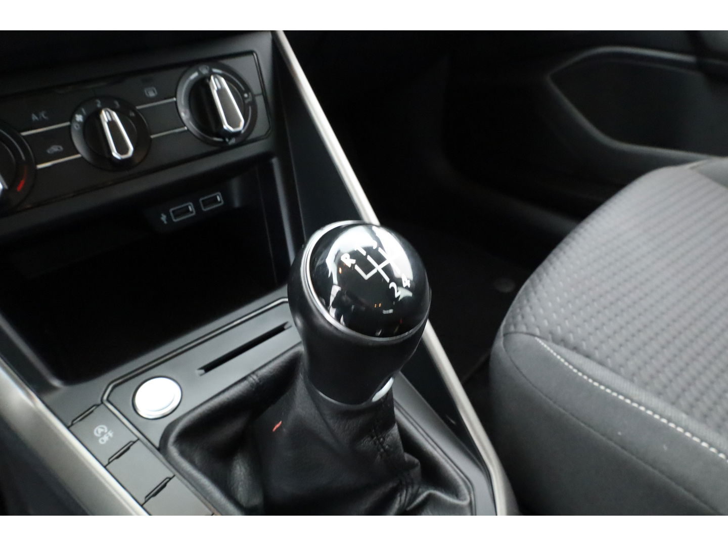 Volkswagen Polo 1.0 TSI Comfortline | Navi by Apple CarPlay | Keyless | Camera | Airco | 17'' | Trekhaak | PDC