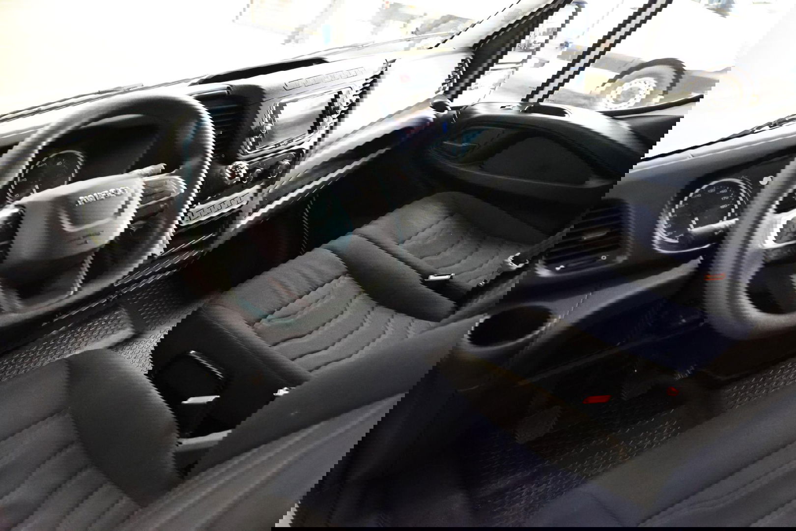 Iveco Daily 35C18HV 3.0 180PK L2H1 DUBBEL LUCHT