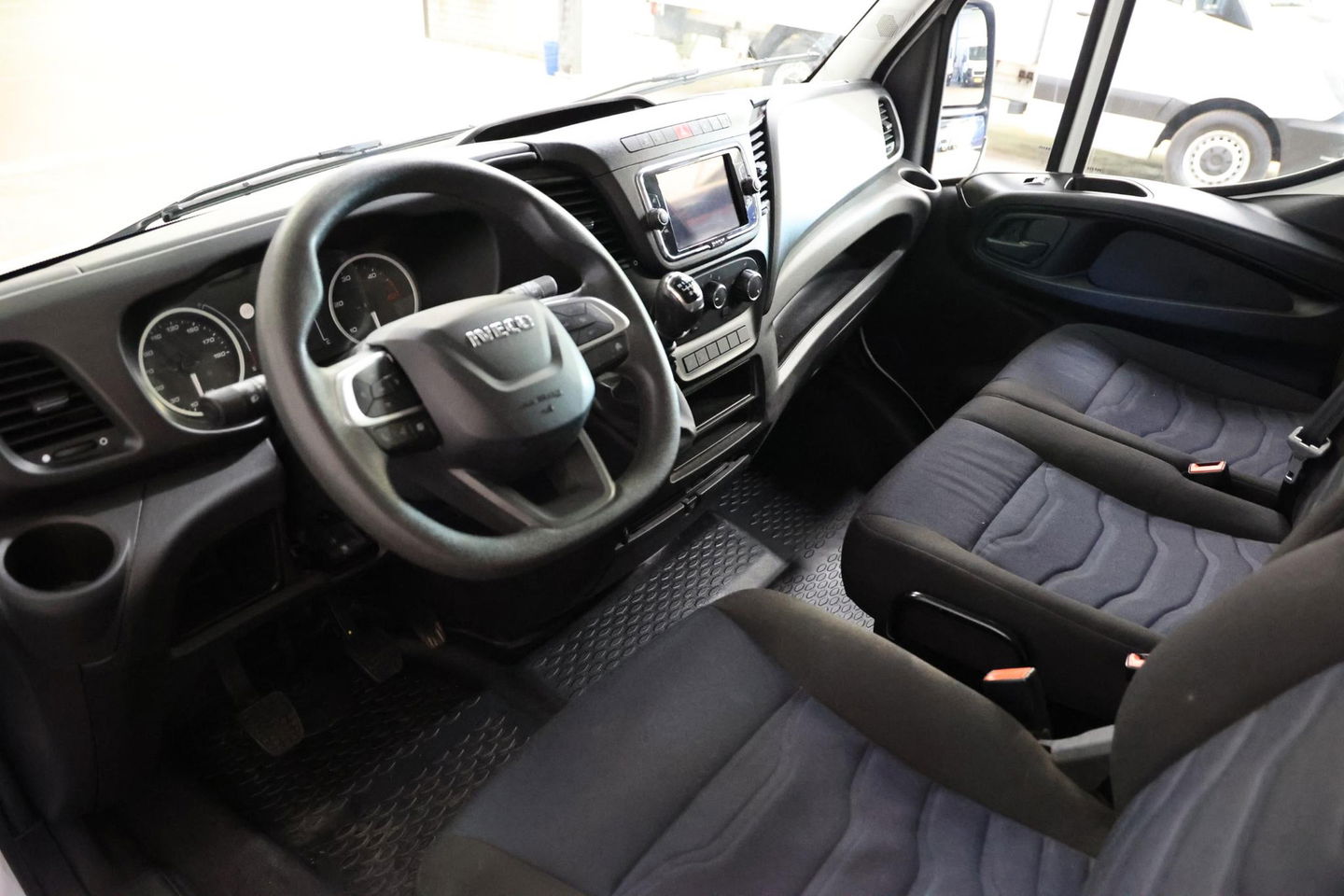 Iveco Daily 35C18HV 3.0 180PK L2H1 DUBBEL LUCHT