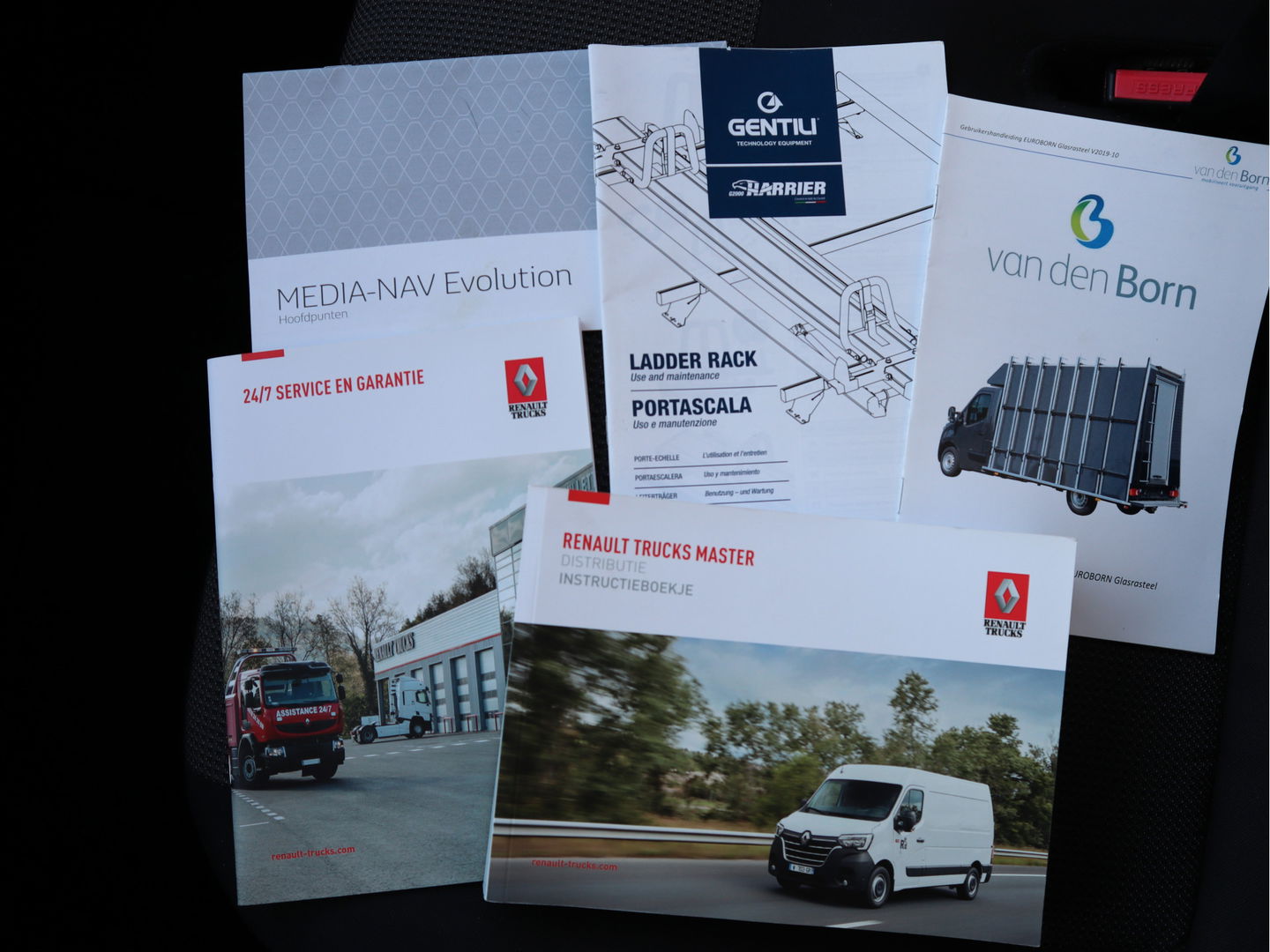 Renault Master 2.3 dCi 150pk Euro 6 L2H2 - Glasresteel v.d. Born - Resteel - Traplader - Trekhaak