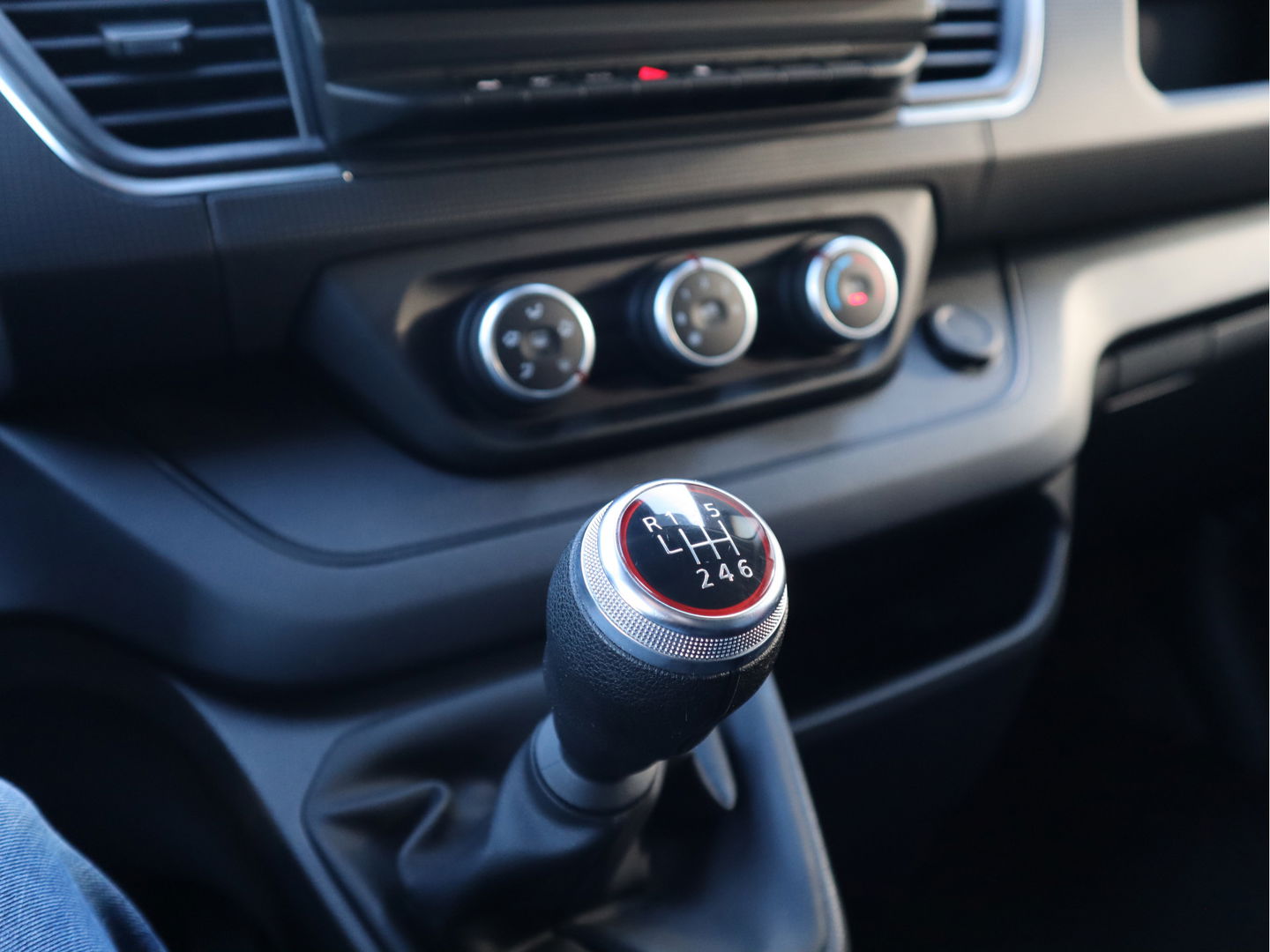 Renault Trafic 2.0 dCi 150pk Euro 6 Lang L2 - Trekhaak 2,5t KG - Apple