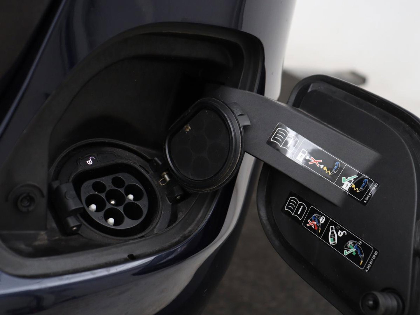 Mercedes-Benz C-Klasse 300e Business Solution Luxury | SOH 95% | Leder | Stoelverwarming | Camera | Digital Cockpit | Park Assist | Navigatie | Full LED | Cruise control | Bluetooth | Climate control | PHEV | Plug In