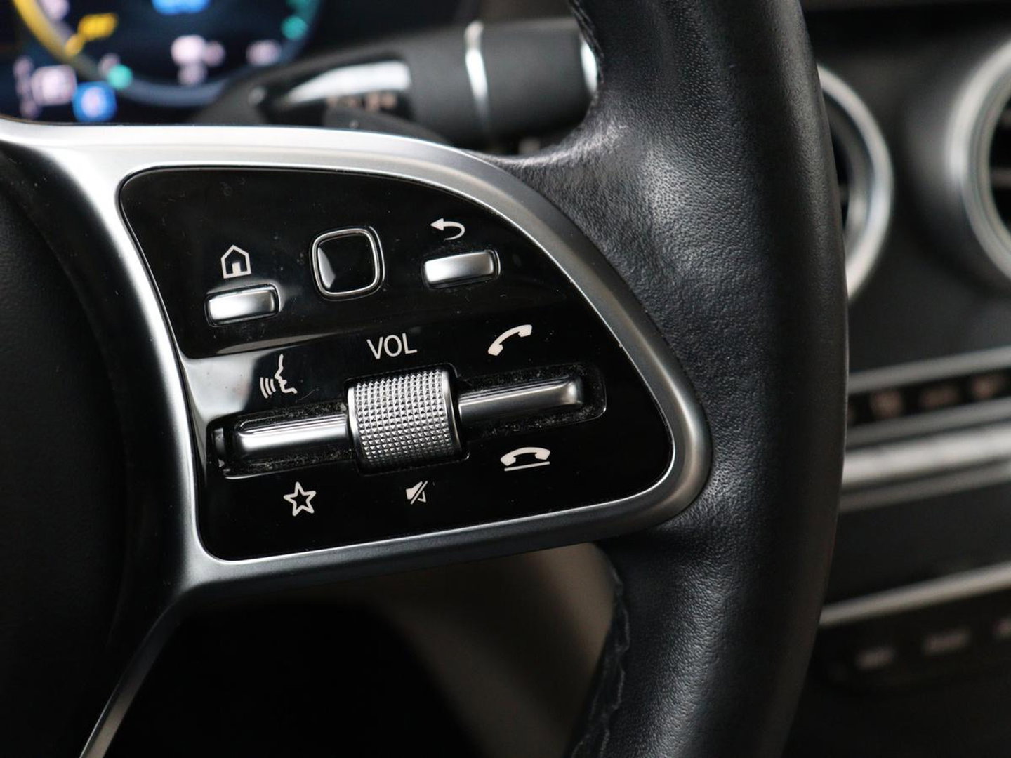 Mercedes-Benz C-Klasse 300e Business Solution Luxury | SOH 95% | Leder | Stoelverwarming | Camera | Digital Cockpit | Park Assist | Navigatie | Full LED | Cruise control | Bluetooth | Climate control | PHEV | Plug In