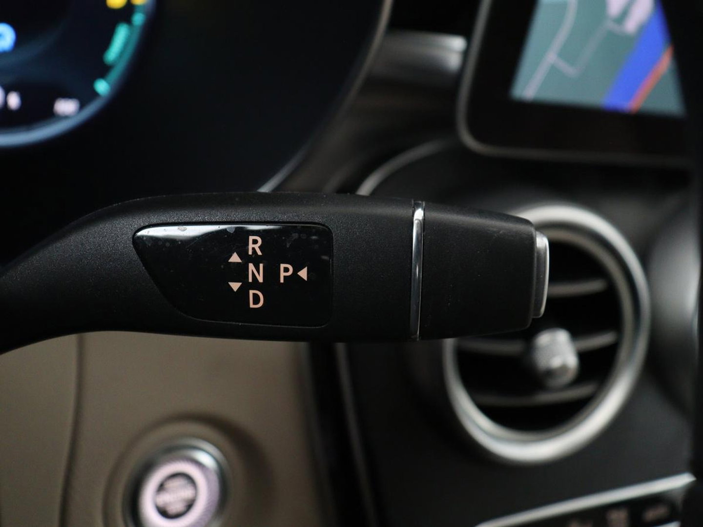 Mercedes-Benz C-Klasse 300e Business Solution Luxury | SOH 95% | Leder | Stoelverwarming | Camera | Digital Cockpit | Park Assist | Navigatie | Full LED | Cruise control | Bluetooth | Climate control | PHEV | Plug In