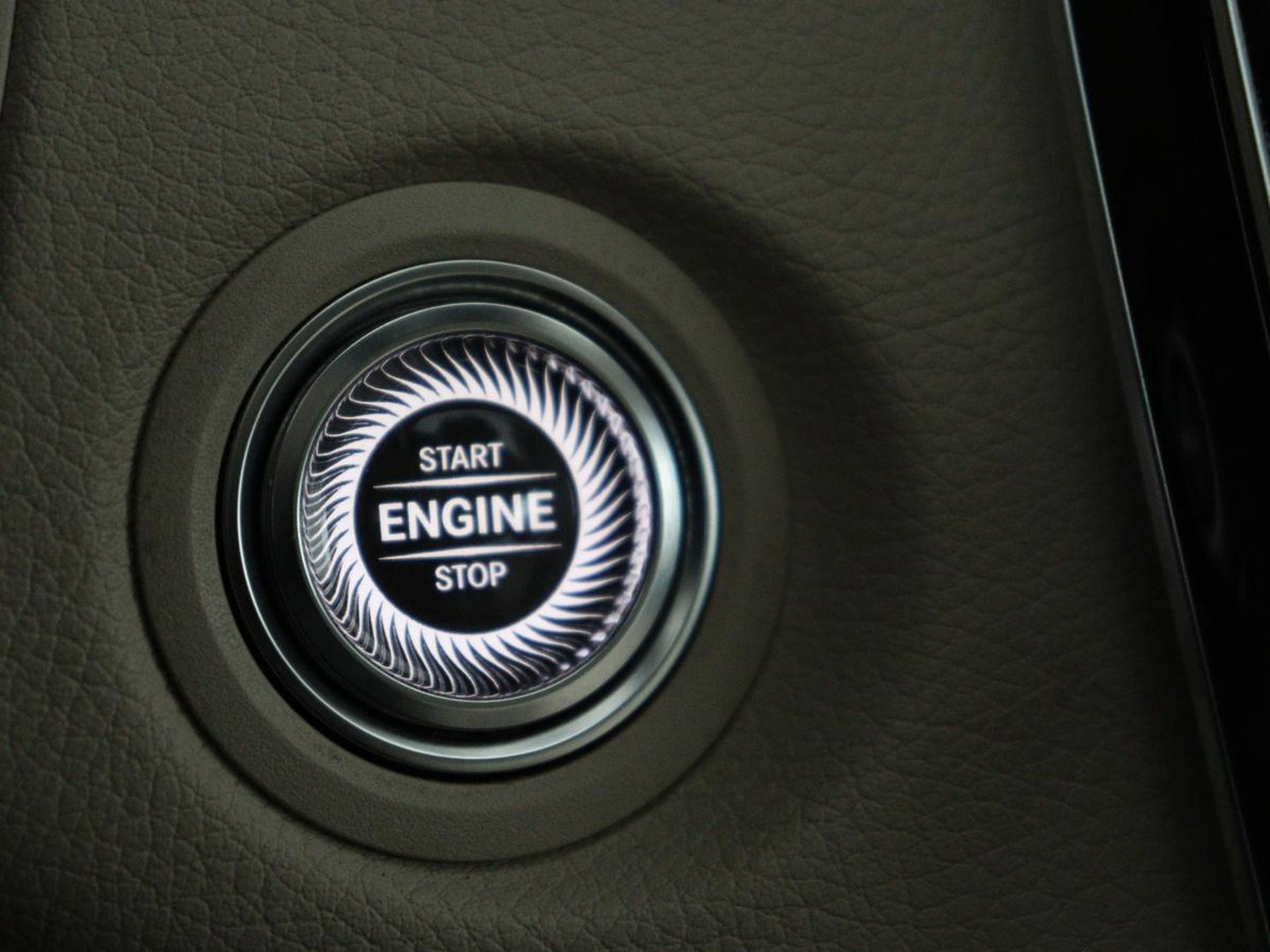 Mercedes-Benz C-Klasse 300e Business Solution Luxury | SOH 95% | Leder | Stoelverwarming | Camera | Digital Cockpit | Park Assist | Navigatie | Full LED | Cruise control | Bluetooth | Climate control | PHEV | Plug In