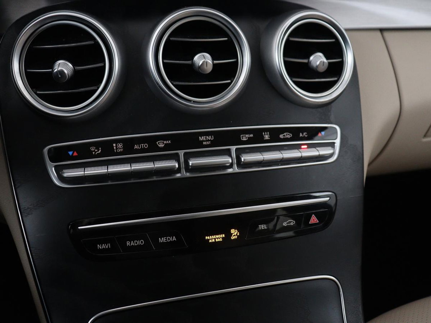 Mercedes-Benz C-Klasse 300e Business Solution Luxury | SOH 95% | Leder | Stoelverwarming | Camera | Digital Cockpit | Park Assist | Navigatie | Full LED | Cruise control | Bluetooth | Climate control | PHEV | Plug In