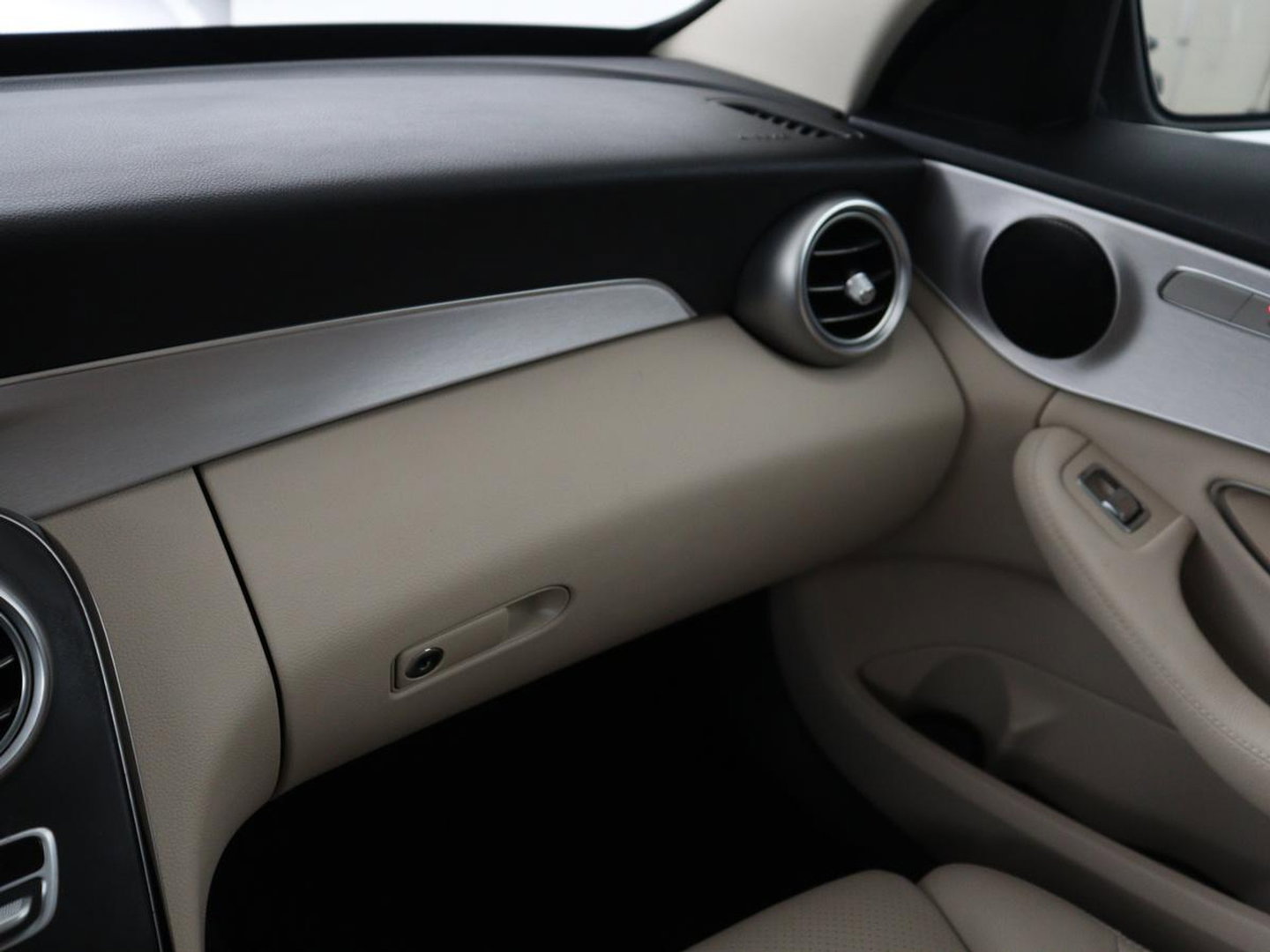 Mercedes-Benz C-Klasse 300e Business Solution Luxury | SOH 95% | Leder | Stoelverwarming | Camera | Digital Cockpit | Park Assist | Navigatie | Full LED | Cruise control | Bluetooth | Climate control | PHEV | Plug In