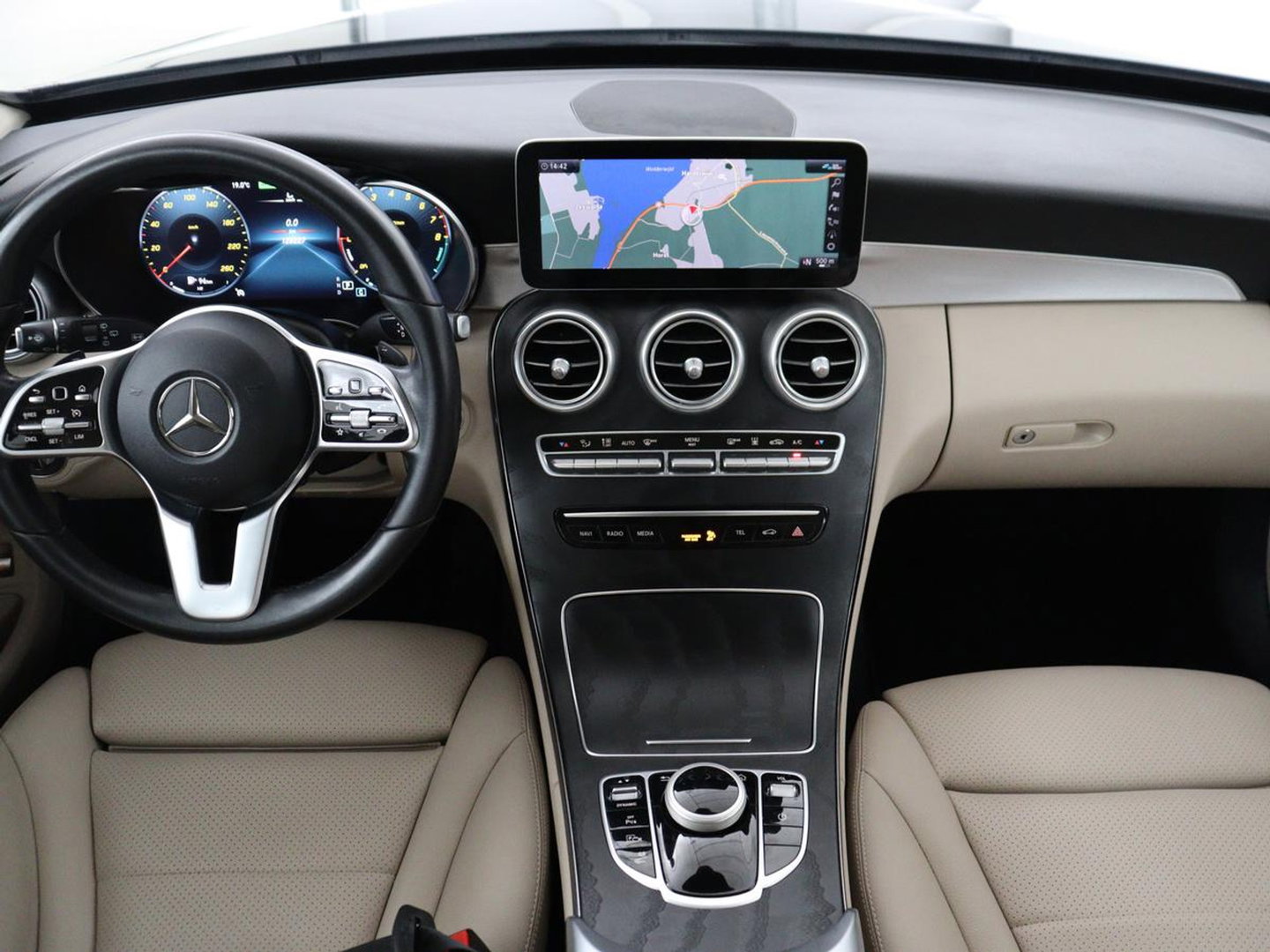 Mercedes-Benz C-Klasse 300e Business Solution Luxury | SOH 95% | Leder | Stoelverwarming | Camera | Digital Cockpit | Park Assist | Navigatie | Full LED | Cruise control | Bluetooth | Climate control | PHEV | Plug In