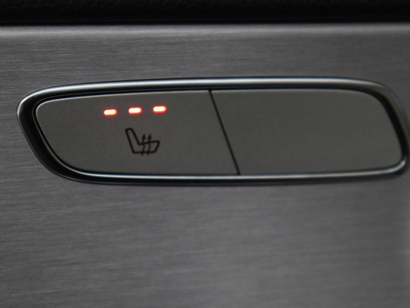 Mercedes-Benz C-Klasse 300e Business Solution Luxury | SOH 95% | Leder | Stoelverwarming | Camera | Digital Cockpit | Park Assist | Navigatie | Full LED | Cruise control | Bluetooth | Climate control | PHEV | Plug In