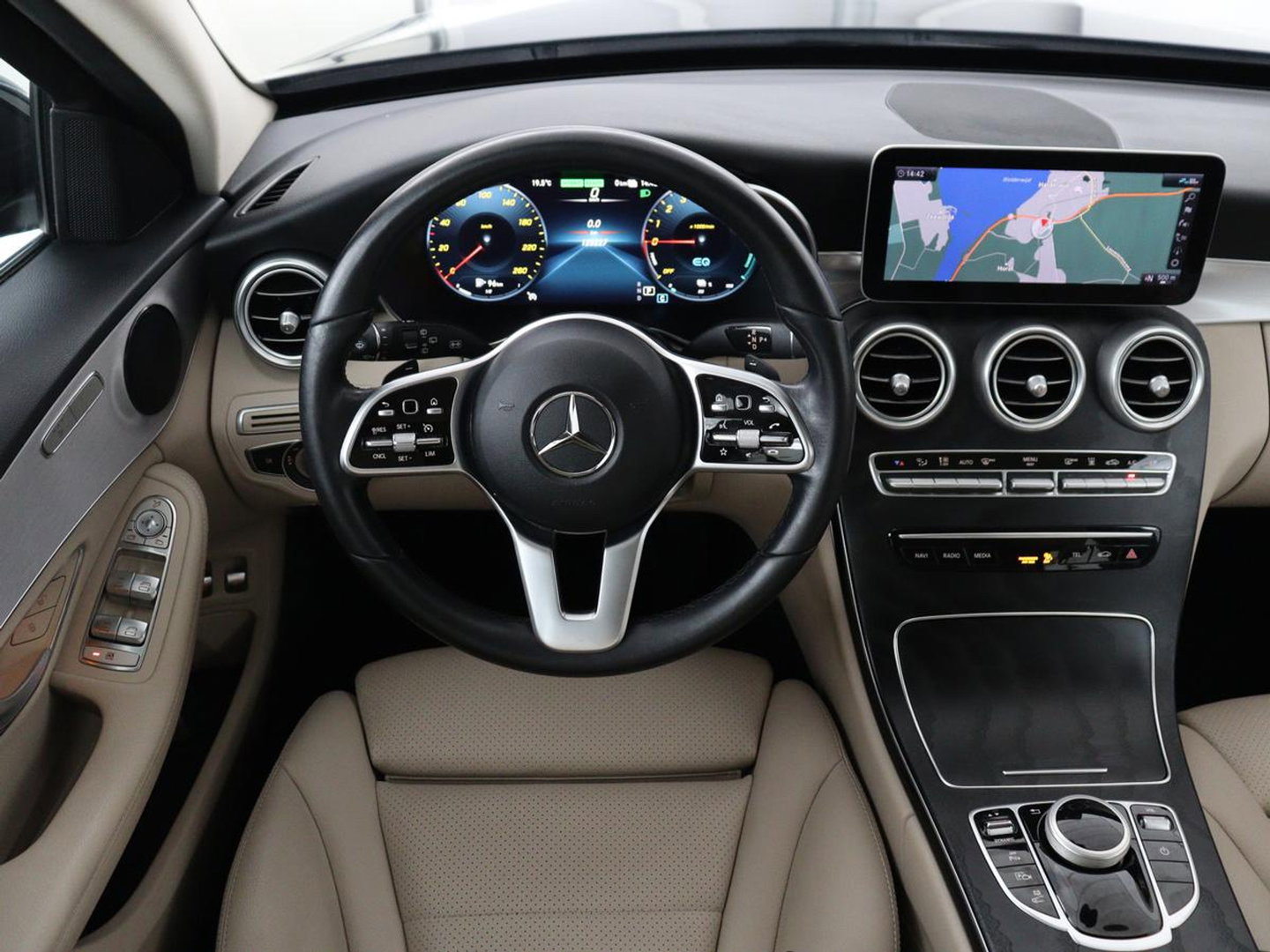 Mercedes-Benz C-Klasse 300e Business Solution Luxury | SOH 95% | Leder | Stoelverwarming | Camera | Digital Cockpit | Park Assist | Navigatie | Full LED | Cruise control | Bluetooth | Climate control | PHEV | Plug In