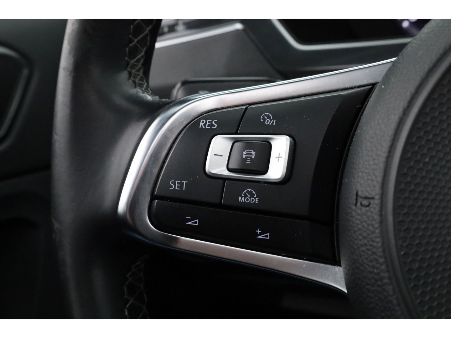 Volkswagen Tiguan 2.0 TSI 4Motion R-Line DSG 220pk! | Pano | 360cam | Elek. Trekhaak | Adapt. Cruise | Stoelverw. | 20'' | Digi. Dashboard