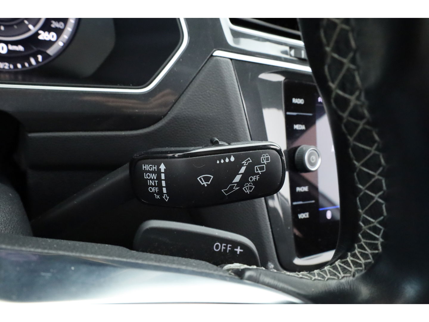 Volkswagen Tiguan 2.0 TSI 4Motion R-Line DSG 220pk! | Pano | 360cam | Elek. Trekhaak | Adapt. Cruise | Stoelverw. | 20'' | Digi. Dashboard