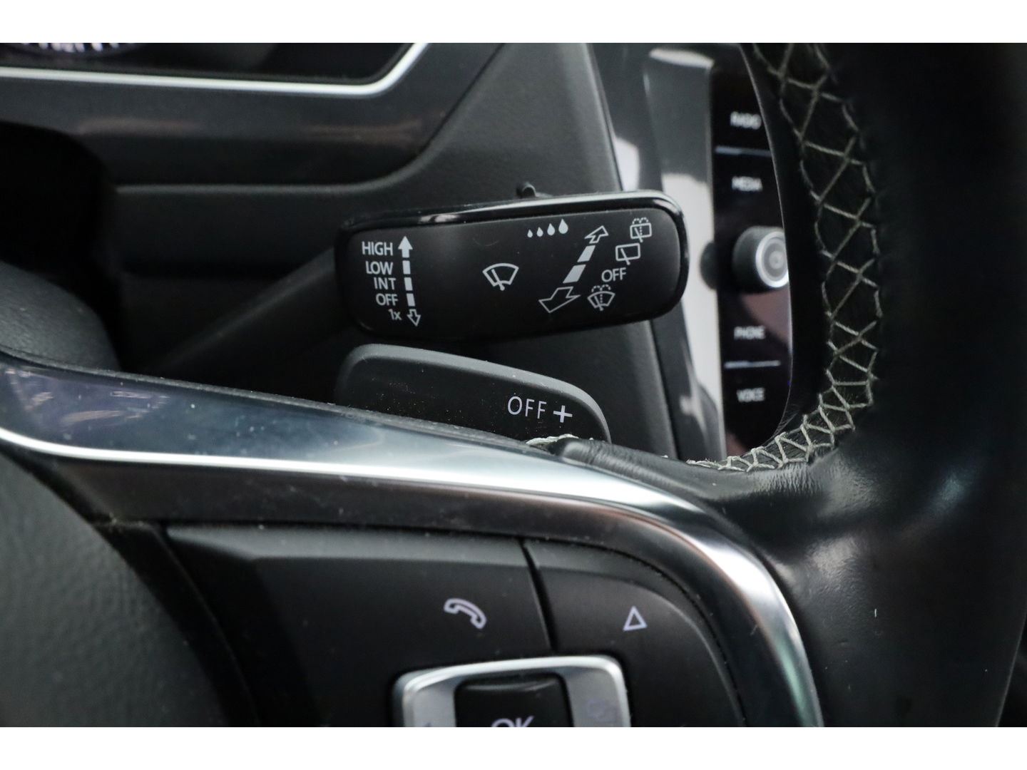 Volkswagen Tiguan 2.0 TSI 4Motion R-Line DSG 220pk! | Pano | 360cam | Elek. Trekhaak | Adapt. Cruise | Stoelverw. | 20'' | Digi. Dashboard