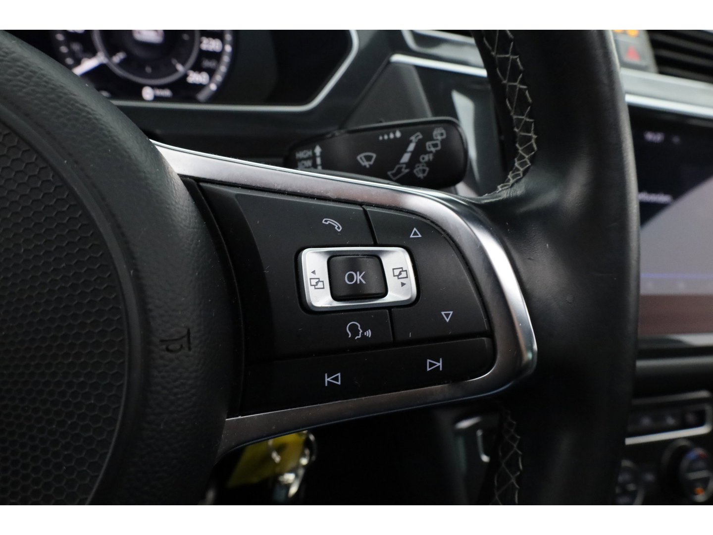 Volkswagen Tiguan 2.0 TSI 4Motion R-Line DSG 220pk! | Pano | 360cam | Elek. Trekhaak | Adapt. Cruise | Stoelverw. | 20'' | Digi. Dashboard