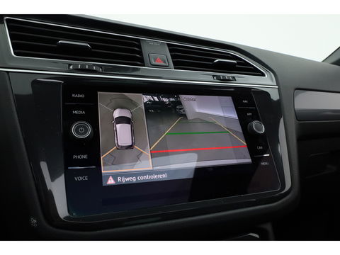 Volkswagen Tiguan 2.0 TSI 4Motion R-Line DSG 220pk! | Pano | 360cam | Elek. Trekhaak | Adapt. Cruise | Stoelverw. | 20'' | Digi. Dashboard