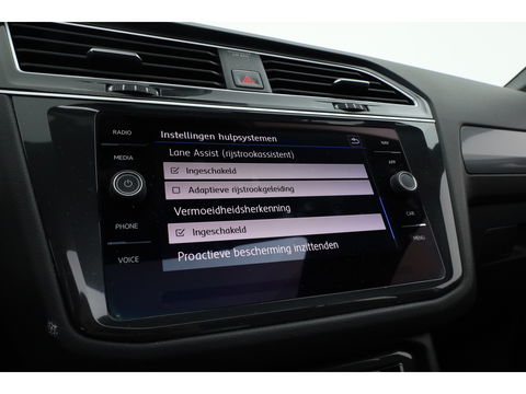 Volkswagen Tiguan 2.0 TSI 4Motion R-Line DSG 220pk! | Pano | 360cam | Elek. Trekhaak | Adapt. Cruise | Stoelverw. | 20'' | Digi. Dashboard