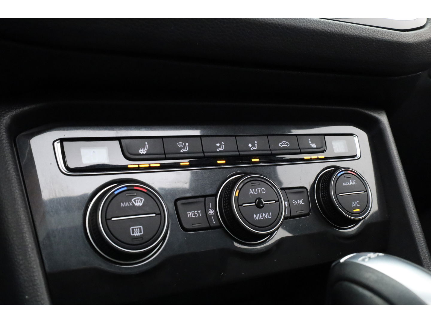 Volkswagen Tiguan 2.0 TSI 4Motion R-Line DSG 220pk! | Pano | 360cam | Elek. Trekhaak | Adapt. Cruise | Stoelverw. | 20'' | Digi. Dashboard