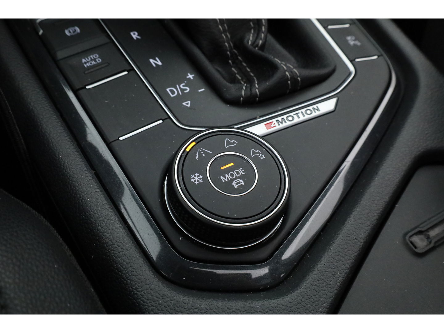 Volkswagen Tiguan 2.0 TSI 4Motion R-Line DSG 220pk! | Pano | 360cam | Elek. Trekhaak | Adapt. Cruise | Stoelverw. | 20'' | Digi. Dashboard