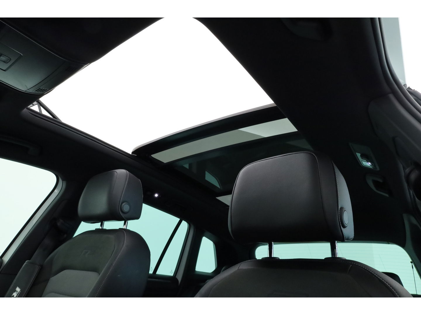 Volkswagen Tiguan 2.0 TSI 4Motion R-Line DSG 220pk! | Pano | 360cam | Elek. Trekhaak | Adapt. Cruise | Stoelverw. | 20'' | Digi. Dashboard