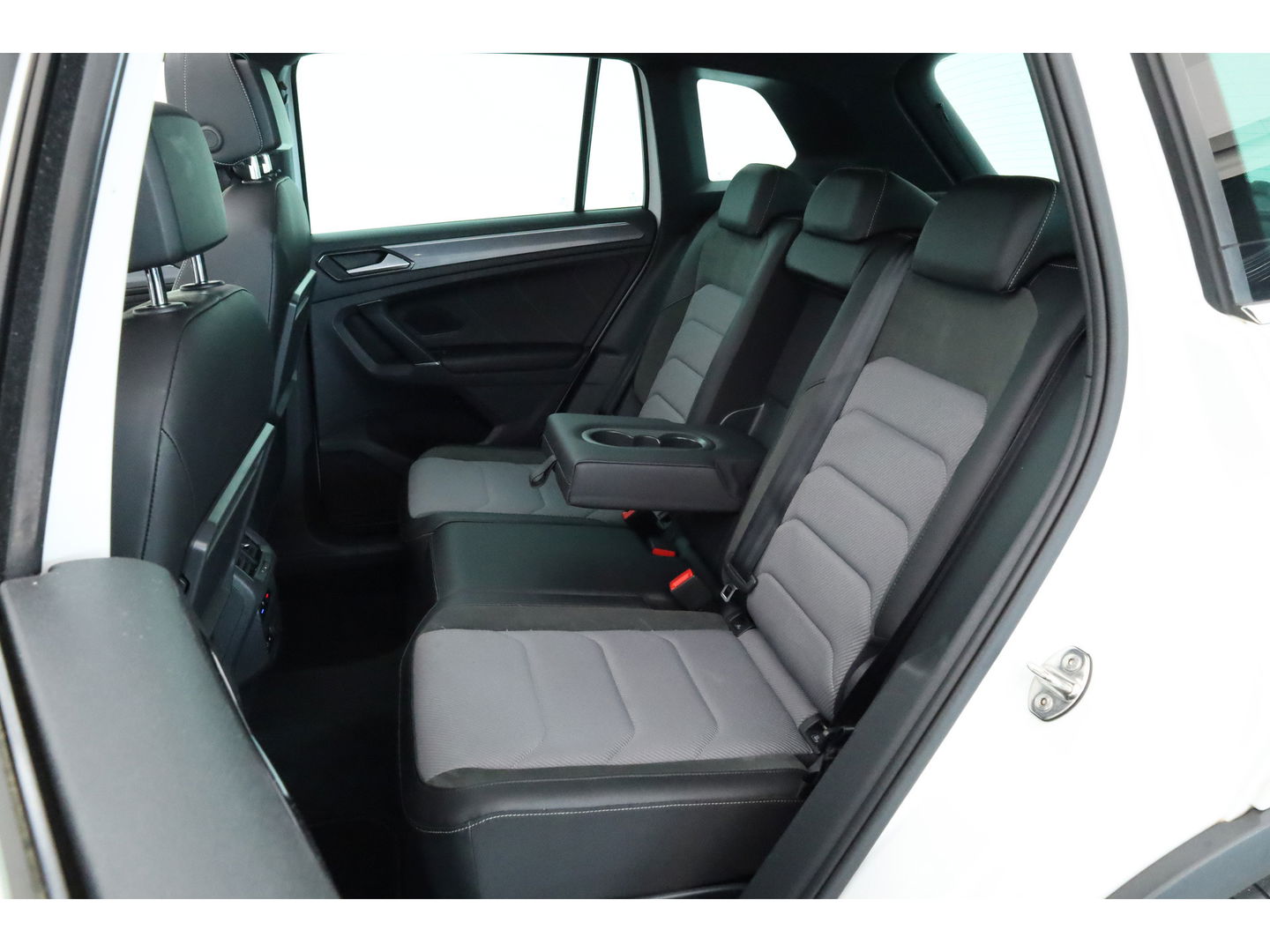 Volkswagen Tiguan 2.0 TSI 4Motion R-Line DSG 220pk! | Pano | 360cam | Elek. Trekhaak | Adapt. Cruise | Stoelverw. | 20'' | Digi. Dashboard