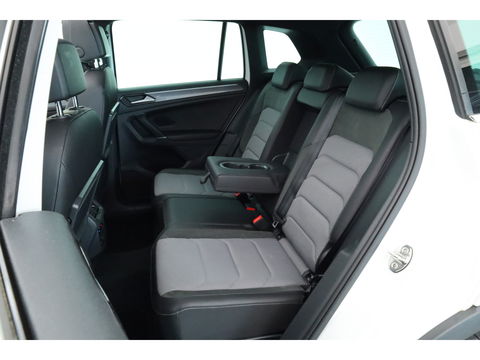 Volkswagen Tiguan 2.0 TSI 4Motion R-Line DSG 220pk! | Pano | 360cam | Elek. Trekhaak | Adapt. Cruise | Stoelverw. | 20'' | Digi. Dashboard