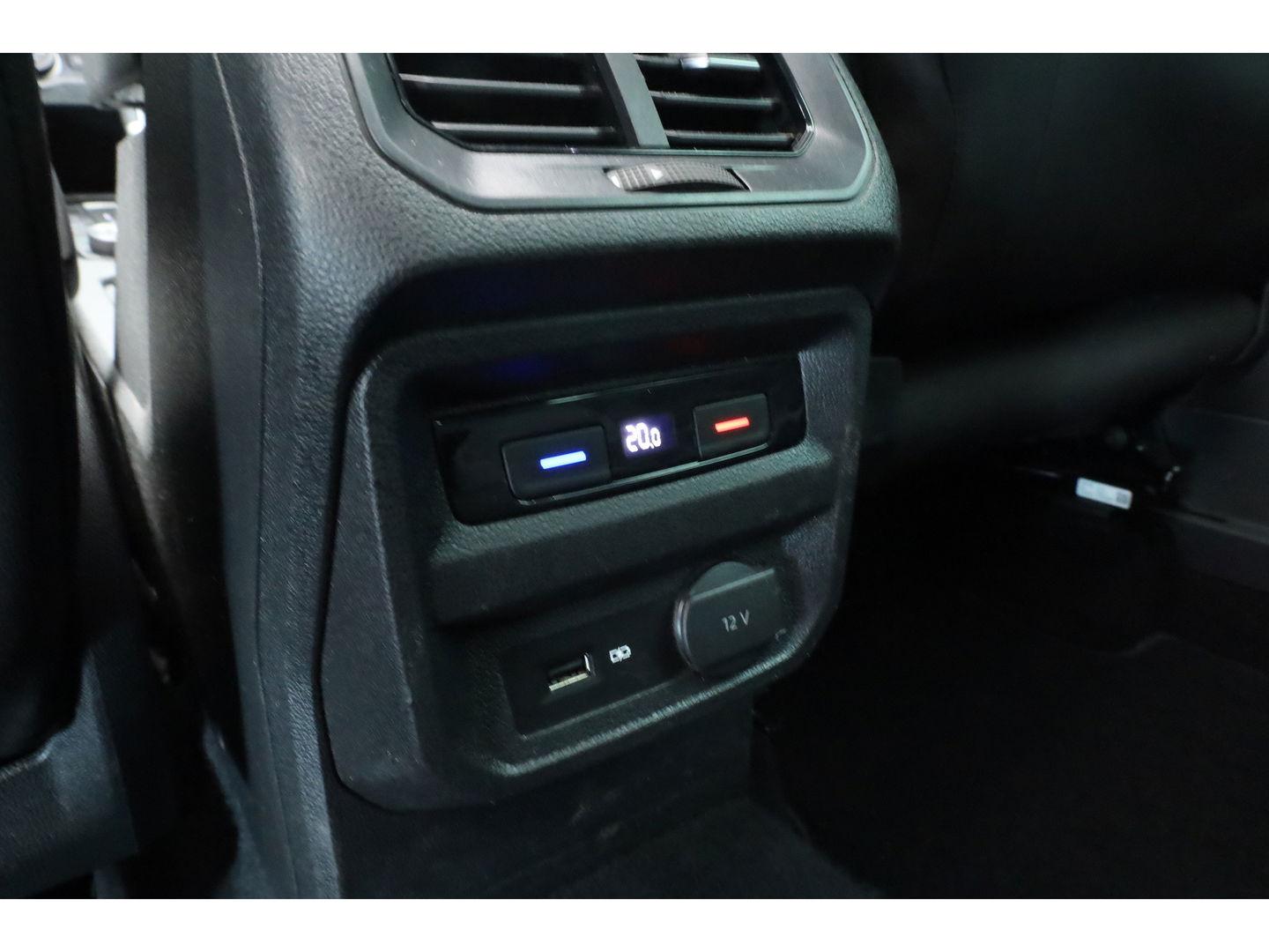 Volkswagen Tiguan 2.0 TSI 4Motion R-Line DSG 220pk! | Pano | 360cam | Elek. Trekhaak | Adapt. Cruise | Stoelverw. | 20'' | Digi. Dashboard