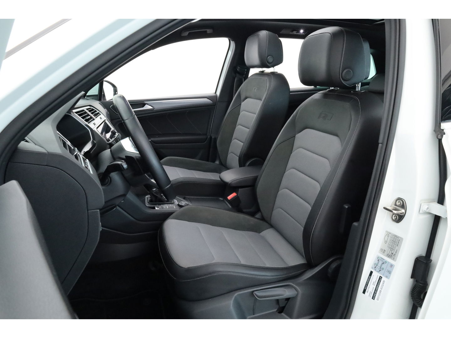 Volkswagen Tiguan 2.0 TSI 4Motion R-Line DSG 220pk! | Pano | 360cam | Elek. Trekhaak | Adapt. Cruise | Stoelverw. | 20'' | Digi. Dashboard