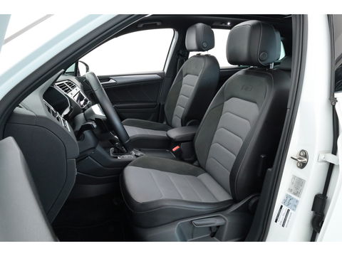 Volkswagen Tiguan 2.0 TSI 4Motion R-Line DSG 220pk! | Pano | 360cam | Elek. Trekhaak | Adapt. Cruise | Stoelverw. | 20'' | Digi. Dashboard