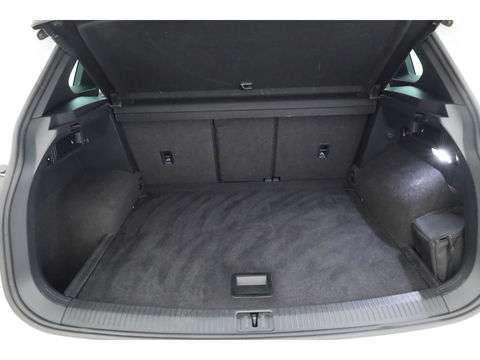 Volkswagen Tiguan 2.0 TSI 4Motion R-Line DSG 220pk! | Pano | 360cam | Elek. Trekhaak | Adapt. Cruise | Stoelverw. | 20'' | Digi. Dashboard