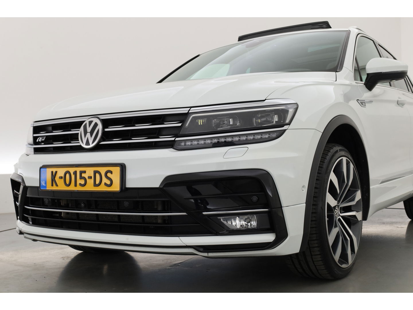 Volkswagen Tiguan 2.0 TSI 4Motion R-Line DSG 220pk! | Pano | 360cam | Elek. Trekhaak | Adapt. Cruise | Stoelverw. | 20'' | Digi. Dashboard