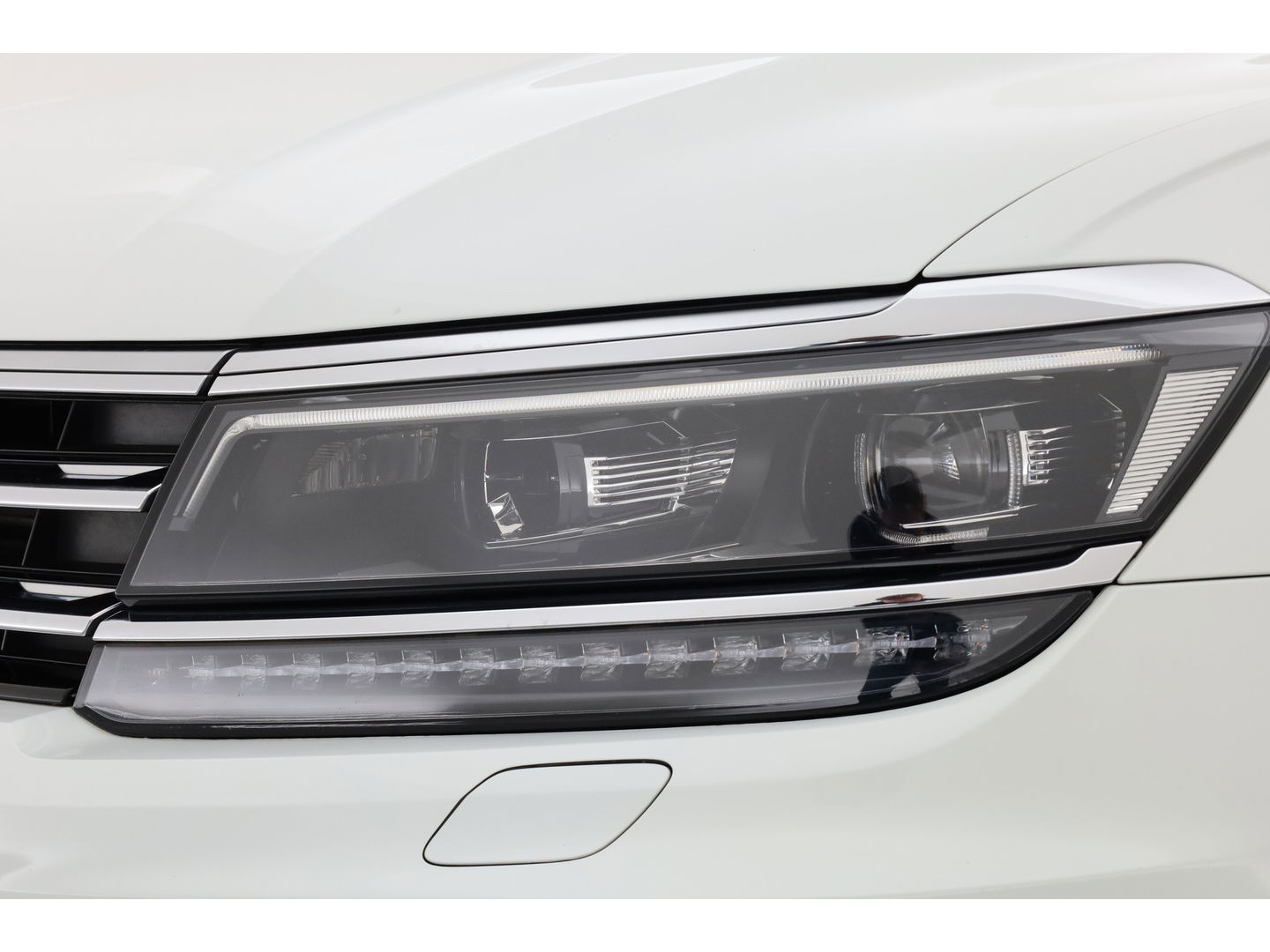 Volkswagen Tiguan 2.0 TSI 4Motion R-Line DSG 220pk! | Pano | 360cam | Elek. Trekhaak | Adapt. Cruise | Stoelverw. | 20'' | Digi. Dashboard