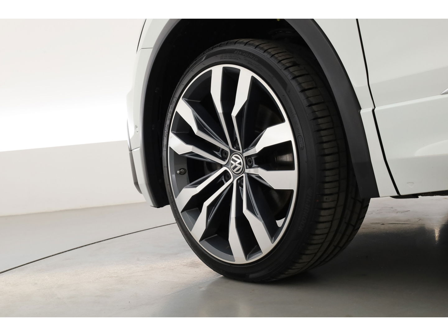 Volkswagen Tiguan 2.0 TSI 4Motion R-Line DSG 220pk! | Pano | 360cam | Elek. Trekhaak | Adapt. Cruise | Stoelverw. | 20'' | Digi. Dashboard