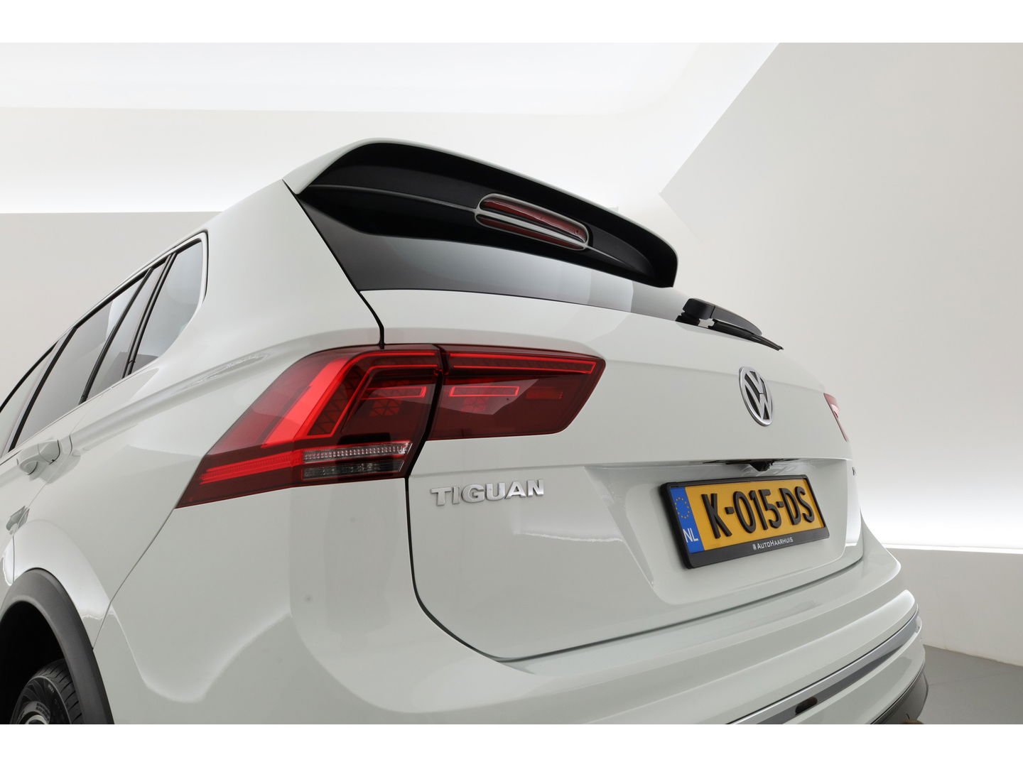 Volkswagen Tiguan 2.0 TSI 4Motion R-Line DSG 220pk! | Pano | 360cam | Elek. Trekhaak | Adapt. Cruise | Stoelverw. | 20'' | Digi. Dashboard